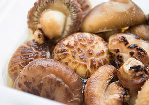 COLLATIONS DE CHAMPIGNON SHIITAKE DE QUALITÉ SUPÉRIEURE-HYGIÉNIQUE, CONFORME, SÉCURITÉ POUR LES ALIMENTS, EN VRAC OU AU DÉTAIL DISPONIBLE - Product Image 2