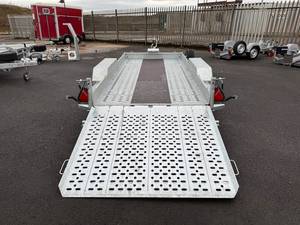Plateforme de transport pour engins de terrassement 543 3,7 m x 1,7 m 3500 kg avec panneau arrière perforé renforcé pleine largeur pour le transport de pelles et d'excavatrices - Product Image 5