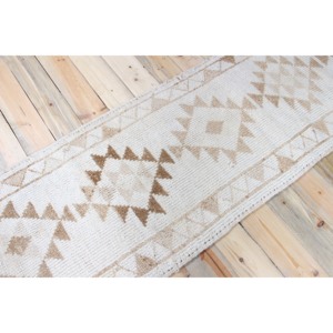 Tapis turc 2,5 x 11,4 pieds, tapis Herki vintage, tapis géométrique beige en laine - Product Image 2
