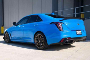 Cadillac CT4-V Blackwing Fleetwood 2024, boîte automatique, moteur diesel 8L, véhicule d'occasion, intérieur cuir foncé, R20, conduite à gauche - Product Image 4