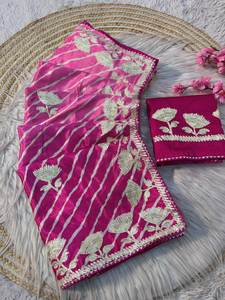 Sari de Chinon Suave con Estampado Digital Lehriya y Trabajo de Gota con Cinta, Fabricante de la India, Precio al por Mayor - Product Image 5