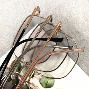 Durable femme femme 2024 grand polygone <span class=keywords><strong>carré</strong></span> alliage <span class=keywords><strong>noir</strong></span> argent photo gris lentilles photochromique <span class=keywords><strong>lunette</strong></span> couleur changeante lunettes - Product Image 3