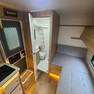 OEM en Chine : Caravane de luxe en fibre de verre avec auvent électrique, panneaux solaires et fenêtres à double vitrage - Product Image 5