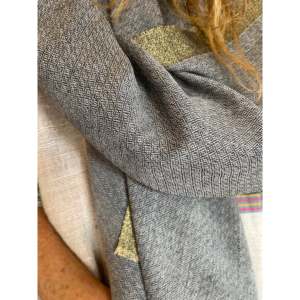 Écharpe en laine Zari personnalisable – Écharpe longue d'hiver douce et imprimée avec logo jacquard, style uni - Product Image 2