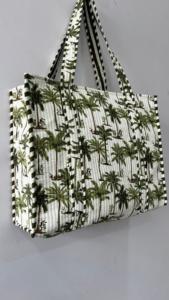 กระเป๋าผ้าฝ้ายอินเดียทำด้วยมือกระเป๋าสะพายไหล่สำหรับผู้หญิงพิมพ์ลายดอกไม้18ใบใช้ซ้ำได้เปิดปิดพื้นหลังสีขาว - Product Image 2