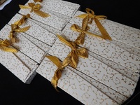 Invitations élégantes de style vintage Royal Scroll |   Alliage d'aluminium fait main avec chevilles en bois pour mariages et événements spéciaux (tailles personnalisées)