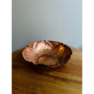 Bol en cuivre classique pour la décoration de la cuisine et le service des repas, ajoutant une touche rustique et élégante à toute pièce ou à toute table, charme frais - Product Image 1
