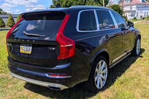 V-olvo XC90 T8 E-A W D Excellence Ultra-Raro, Modelo de Lujo 2017, Usado, con Motor Híbrido Enchufable de 400 hp, Color Azul Metálico Mágico - Product Image 2