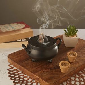 Maravilloso quemador de incienso de latón inspirado, con base elevada y parte superior tallada, diseñado para rituales de bakhoor y presentación elegante. - Product Image 4