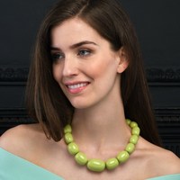Collier en résine rouge de haute qualité Bijoux de mode pour les femmes de l'Inde Look tendance Collier en résine fait main par l'artisanat croissant