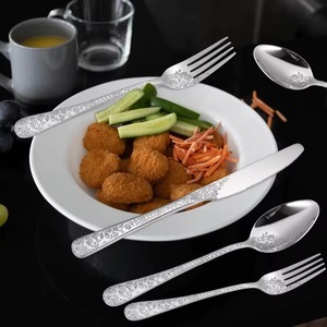 Juego de Cubiertos con Grabado Floral y Acabado Plateado, Perfecto para Decorar la Mesa de Comedor, Uso Diario y Ocasiones Especiales - Product Image 4