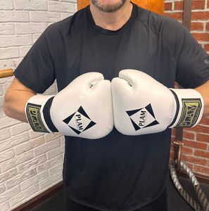 Vente en gros de gants de boxe professionnels en cuir de vachette imprimés avec logo personnalisé de 8oz 6oz 16oz pour adultes et enfants - Product Image 1