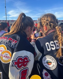 Chaqueta universitaria de lana para mujer con logotipo personalizado OEM con parche de letras de calle bordado de chenilla color negro para la temporada de invierno - Product Image 3