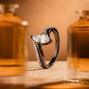 Anillo de compromiso Jeulia Parallel Meet de dos tonos con diamantes marquise en bypass - Product Image 6