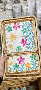 Bandeja de servicio decorativa de lujo con incrustaciones de ratán tejida a mano - Product Image 4