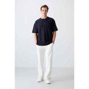 Tommylife เสื้อยืดคอกลมสำหรับผู้ชายพิมพ์ลายขนาดใหญ่88336สีกรมท่า-น้ำเงินเข้ม - Product Image 3