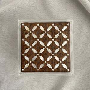 Caja de almacenamiento de acrílico Opulent Grace con tapa de madera MOP artística Caja de presentación elegante para chocolates festivos y frutas secas - Product Image 3