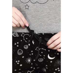 Ensemble short et haut décontracté pour femme Evolve, col rond, imprimé galaxie, gris ricin et noir, en tissu doux - Product Image 6