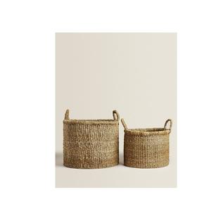 Beau panier en rotin avec finition naturelle faite à la main idéal pour les intérieurs boho ou côtiers de ferme rustique - Product Image 1