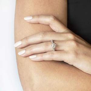 Anillo de compromiso de corte redondo pavé para mujer - Product Image 2