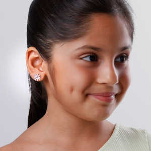 Pendientes de plata Blush Daisy Stud para niños Joyería infantil - Product Image 5
