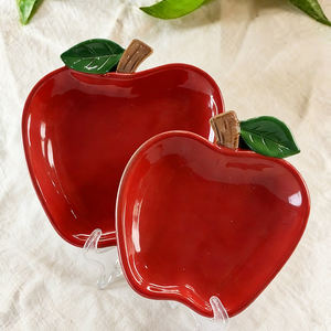 จานเซรามิคดีไซน์ผลไม้ทันสมัยน่ารัก รูปทรงแอปเปิ้ลสีแดง สำหรับเสิร์ฟของหวาน อาหารเรียกน้ำย่อย เหมาะสำหรับใช้ในบ้าน ครัว ขายส่ง - Product Image 2
