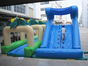 Toboggan aquatique gonflable avec piscine - Product Image 1