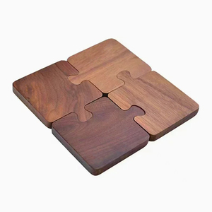 Sous-verre de puzzle en bois de conception unique sous-verre en bois personnalisé avec barre gravée de logo sous-verre de tasse à café en bois carré de noyer noir - Product Image 1