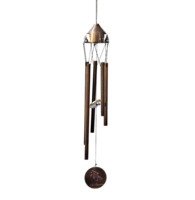 Carillon éolien en métal d'extérieur au design robuste et élégant avec un dôme décoratif sur le dessus illustrant un motif de découpes de forêt et d'oiseaux