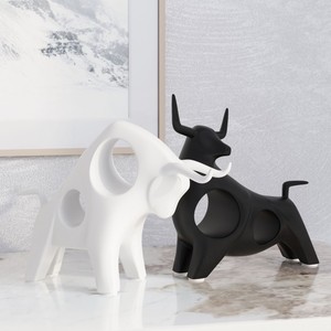 Objet décoratif en céramique moderne fait main, taureau, 25 cm - Product Image 3