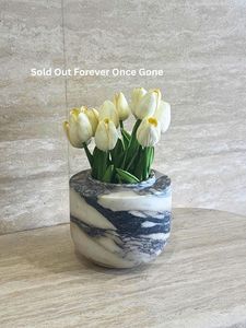 Vase à fleurs en marbre décoratif personnalisable pour table de chevet de chambre à coucher avec un look sophistiqué et un charme de design intérieur classique - Product Image 5