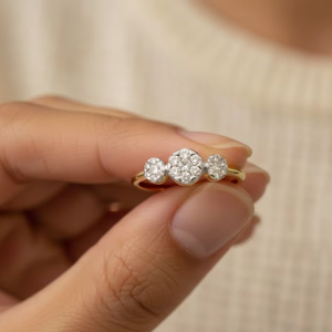 Anillo de Diamantes de Lujo con Tres Piedras en Forma de Racimo y Triple Halo para Mujer - Elegante Regalo de Joyería para Compromiso y Aniversario - Product Image 2