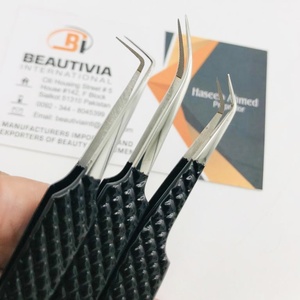 คีมคีบขนตาแบบเส้นใยเกรดสำหรับการผ่าตัดออกแบบโลโก้ได้อย่างมืออาชีพด้ามจับที่สมบูรณ์แบบทำจากสเตนเลสเคลือบสีดำทนทาน - Product Image 1