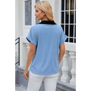 Chemisier décontracté à manches courtes et col en V pour femme Jane's, avec détail de bande sur le devant, coupe régulière, modèle 31815 - Product Image 4
