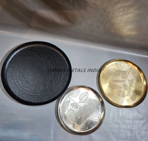 Plateaux de service ronds élégants en argent noir et or avec des motifs détaillés parfaits pour servir des collations et améliorer la décoration - Product Image 2