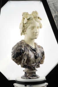 Nouveau design 55cm Statue en résine blanche Melpomene Muse Sculpture d'art populaire personnalisée avec conception personnalisée et décoration de couleur du Vietnam - Product Image 4