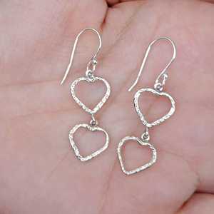 Pendientes Colgantes de Plata de Ley 925 con Doble Corazón, Hechos a Mano, Minimalistas, Ligeros, Joyería Bonita con Diseño en Forma de Corazón - Product Image 4
