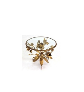 Table basse en aluminium à cadre floral artisanal surmontée de verre alliant durabilité et fonction pour un mobilier intemporel - Product Image 1