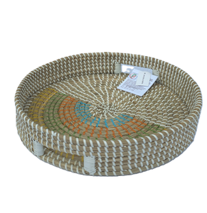 Plateau rond en jonc de mer avec motif Hien Luong. - Product Image 1
