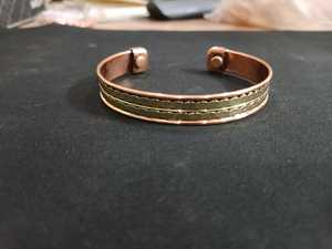 Pulsera de joyería de cobre puro 100% de diseño martillado para mujeres y hombres con 6 potentes imanes brazalete de mano - Product Image 3
