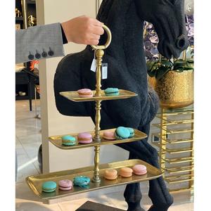 Plateau de service à cupcakes à 3 niveaux en aluminium massif Plateau multifonctionnel de finition or brillant de haute qualité avec poignée et base de support - Product Image 1