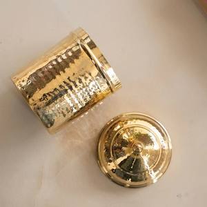 โถเก็บของทรงกระบอกแบบดั้งเดิมทำจากโลหะตีขึ้นรูปสีทอง พร้อมฝาปิดตกแต่ง เกรดสำหรับอาหาร ปลอดภัยสำหรับเครื่องล้างจาน และปิดผนึกอย่างแน่นหนา - Product Image 4