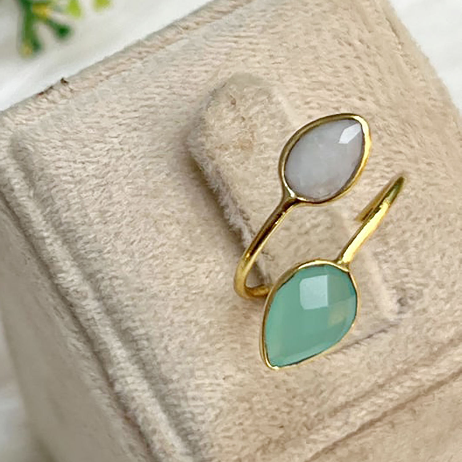 หินโมราสีรุ้งและน้ำ