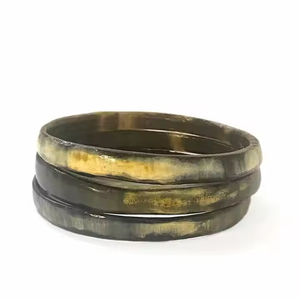Brazaletes Artesanales de Cuerno de Búfalo Ecológicos, Elegancia Moderna, Natural y Atemporal de Crescent Crafts - Product Image 2