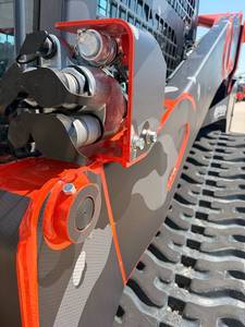 รถตักล้อยาง Kubota SVL75-3 แบบตีนตะขาบ ขนาดกะทัดรัด พร้อมบุ้งกี๋หน้า สำหรับยกซุง  รับน้ำหนักได้ 4 ตัน แรงบิดสูง เหมาะสำหรับใช้งาน - Product Image 2