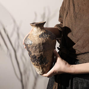 زخارف سيراميك على طراز وابي-سابي مزهرية ديكور منزلي مزهرية حديثة عتيقة. - Product Image 2