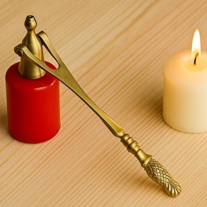 Éteignoir de bougie en métal au design moderne, outil d'extinction de bougie à long manche fabriqué à la main pour la maison et l'ambiance relaxante - Product Image 3