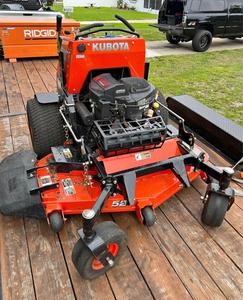 Compre un Tractor Cortacésped Kubota G261HD en Excelentes Condiciones, Incluye Recolector de Césped para Uso en Jardines - Product Image 2