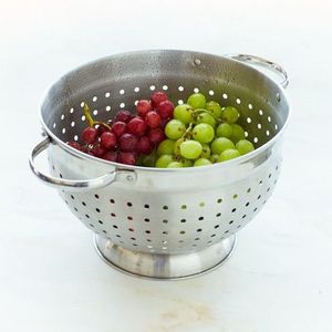 Passoire en acier inoxydable avec poignées ergonomiques pour réduire la fatigue lors du levage et de l'égouttage des pâtes chaudes, des légumes et des tâches de cuisine. - Product Image 1