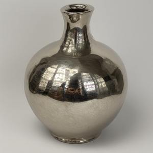 Jarrón de metal negro mate hecho a mano con diseño minimalista creado para enriquecer el interior moderno con una decoración atemporal - Product Image 1